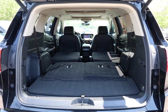 GMC Acadia Vehicle Full-screen Gallery Image 09