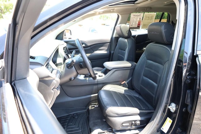 GMC Acadia Vehicle Full-screen Gallery Image 10