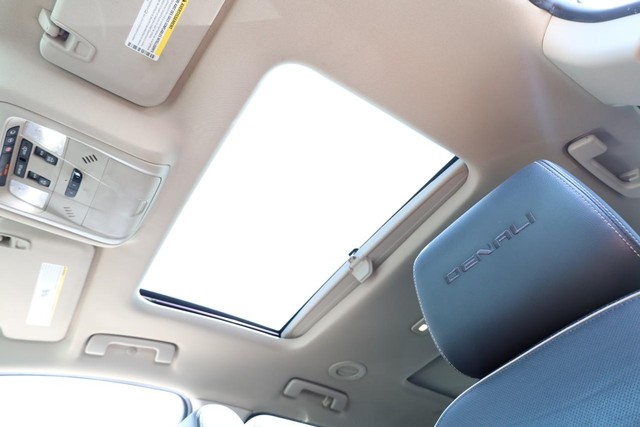 GMC Acadia Vehicle Full-screen Gallery Image 11