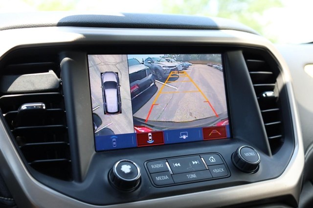 GMC Acadia Vehicle Full-screen Gallery Image 15