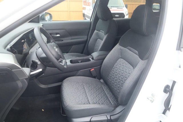 Nissan Kicks Vehicle Image 19