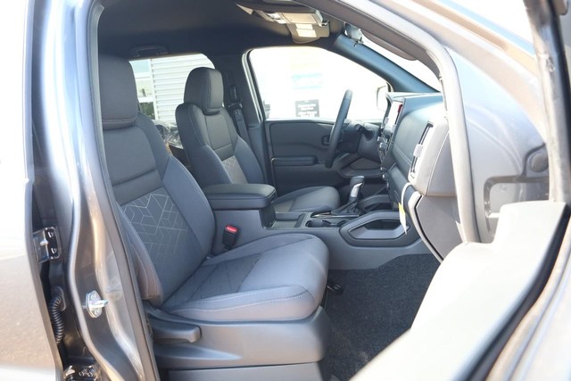 Nissan Frontier Vehicle Image 24