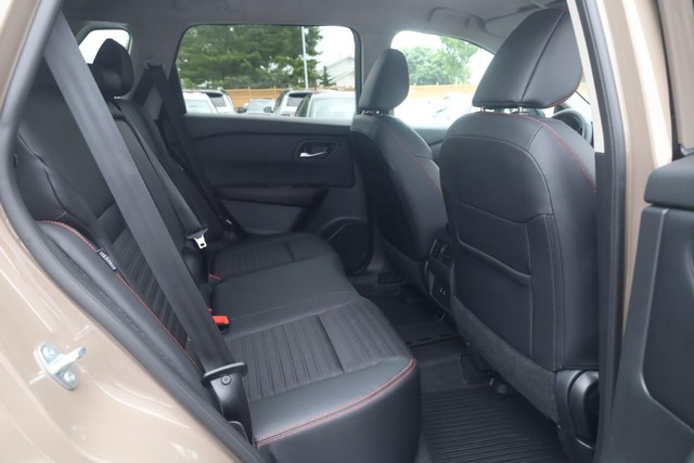 Nissan Rogue Vehicle Image 22