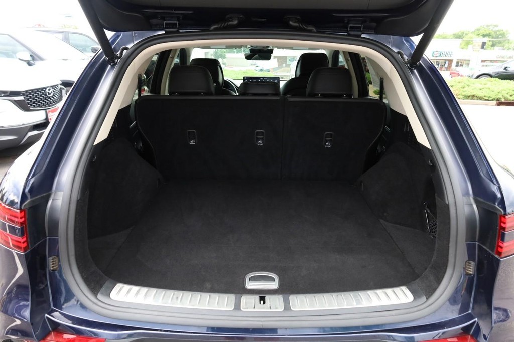 Genesis GV70 Vehicle Full-screen Gallery Image 07