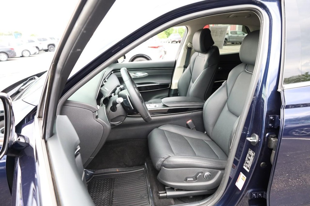 Genesis GV70 Vehicle Full-screen Gallery Image 08