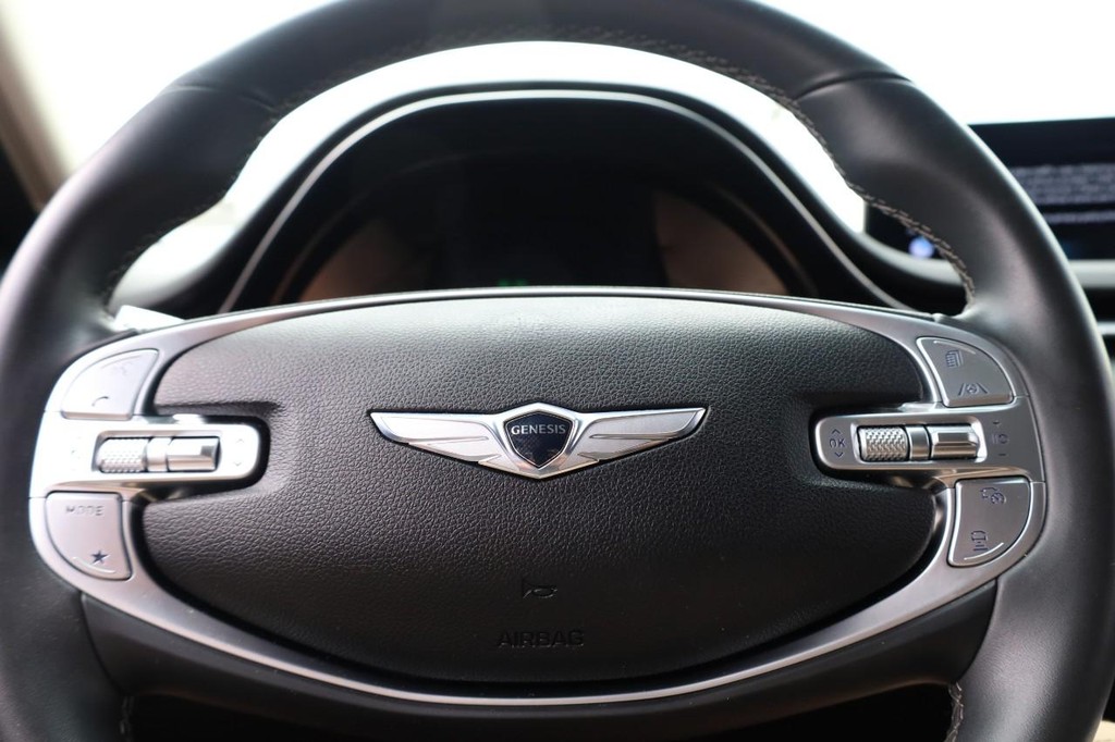 Genesis GV70 Vehicle Full-screen Gallery Image 09