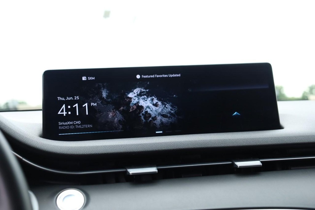 Genesis GV70 Vehicle Full-screen Gallery Image 11