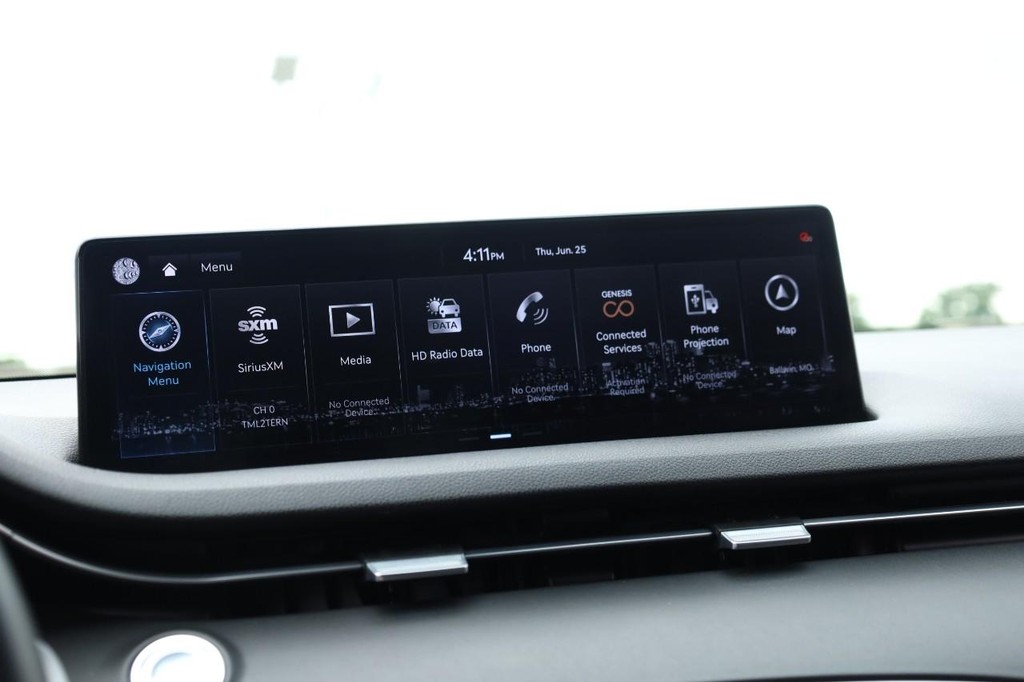 Genesis GV70 Vehicle Full-screen Gallery Image 12