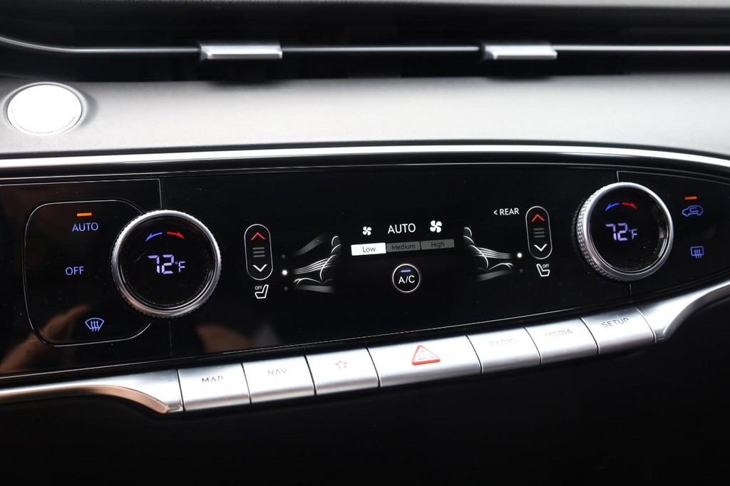 Genesis GV70 Vehicle Full-screen Gallery Image 14
