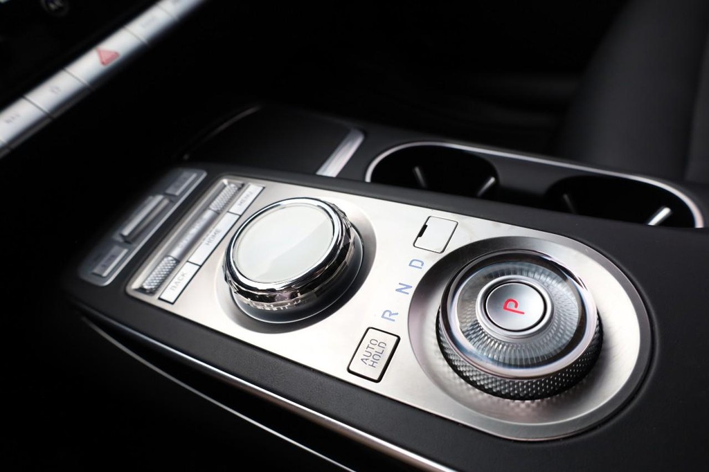 Genesis GV70 Vehicle Full-screen Gallery Image 15