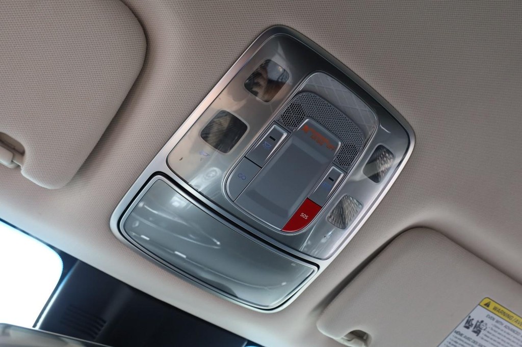 Genesis GV70 Vehicle Full-screen Gallery Image 16
