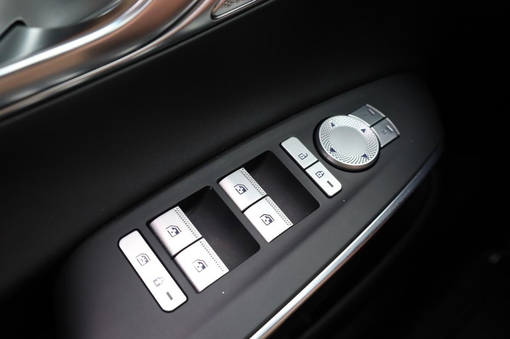 Genesis GV70 Vehicle Full-screen Gallery Image 17