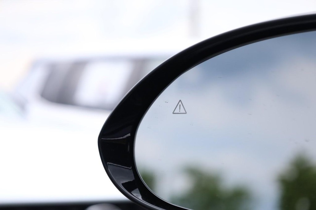 Genesis GV70 Vehicle Full-screen Gallery Image 20