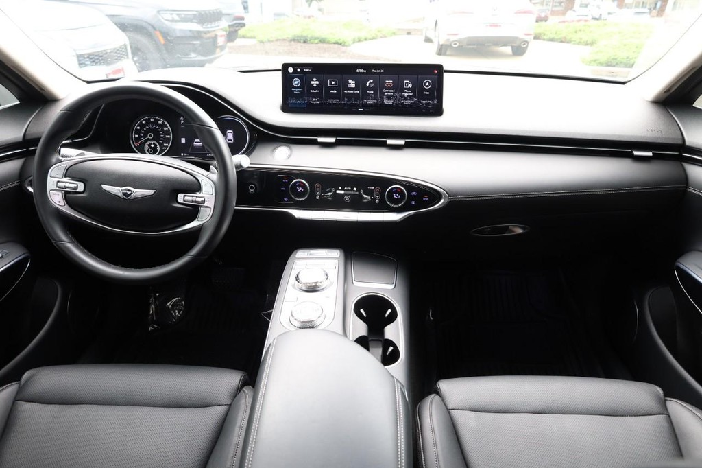 Genesis GV70 Vehicle Full-screen Gallery Image 22