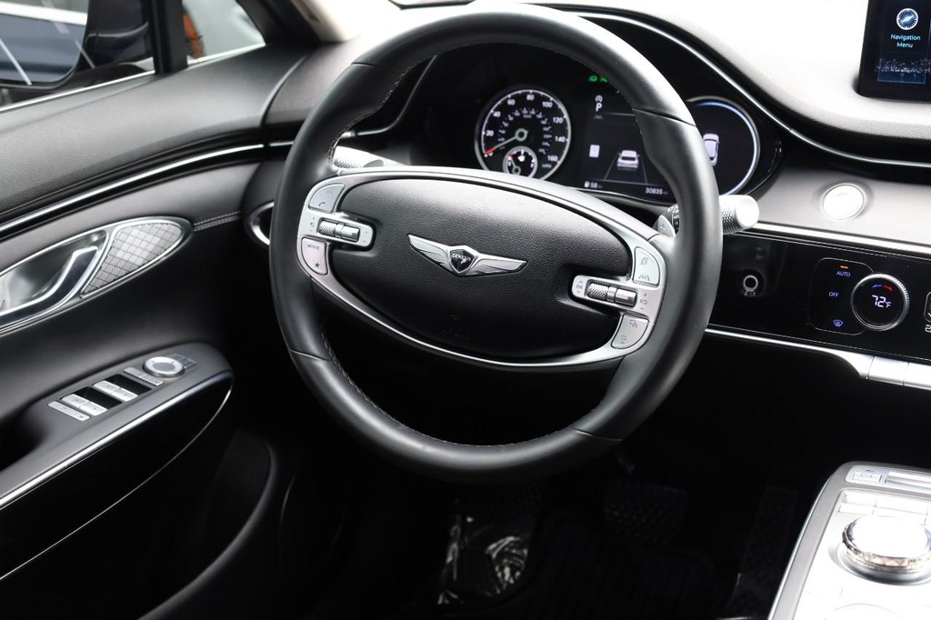 Genesis GV70 Vehicle Full-screen Gallery Image 23