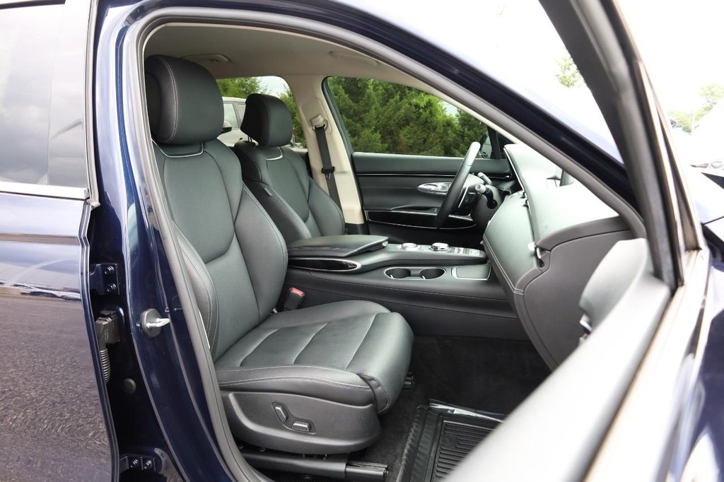 Genesis GV70 Vehicle Full-screen Gallery Image 24