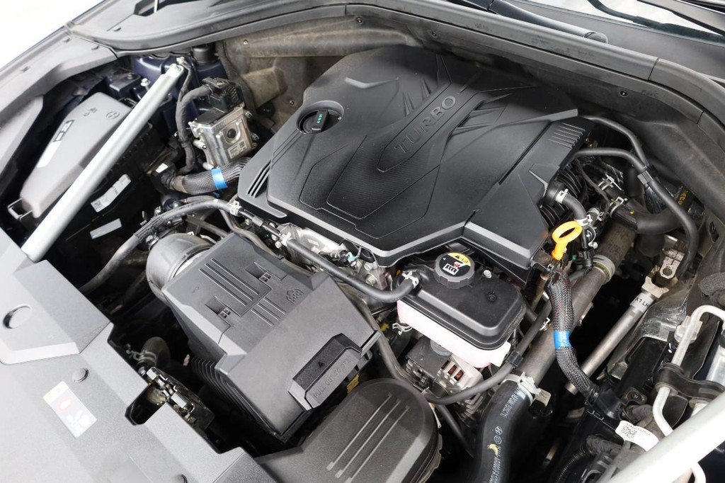 Genesis GV70 Vehicle Full-screen Gallery Image 25