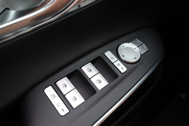 Genesis GV70 Vehicle Image 17