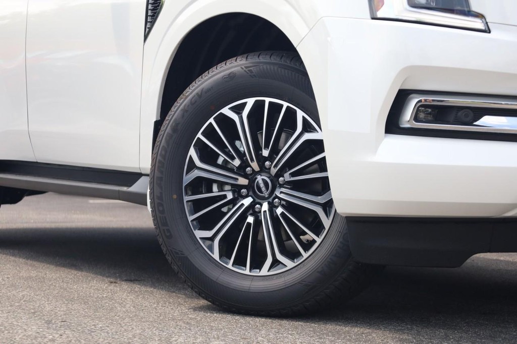 Nissan Armada Vehicle Full-screen Gallery Image 2