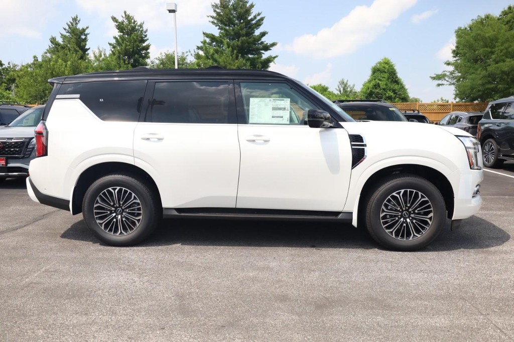 Nissan Armada Vehicle Full-screen Gallery Image 4