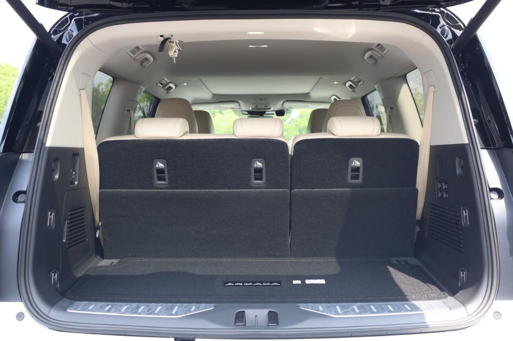 Nissan Armada Vehicle Full-screen Gallery Image 6