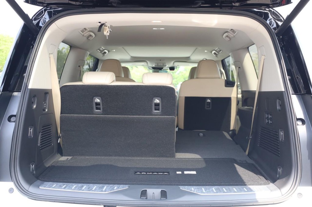Nissan Armada Vehicle Full-screen Gallery Image 7