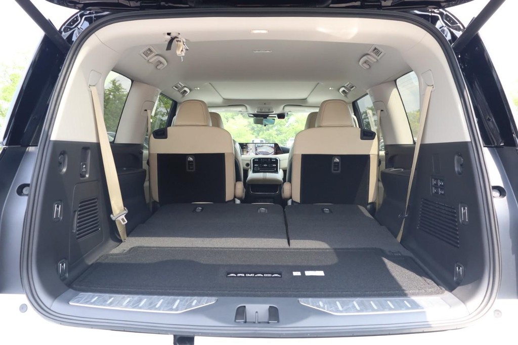 Nissan Armada Vehicle Full-screen Gallery Image 8