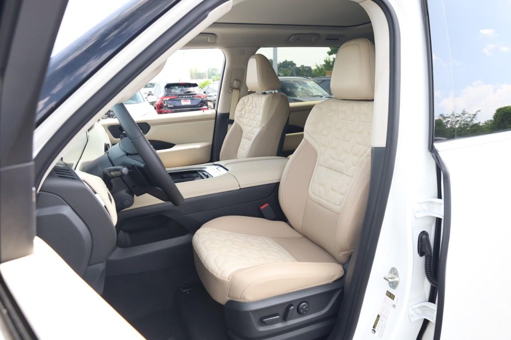Nissan Armada Vehicle Full-screen Gallery Image 9