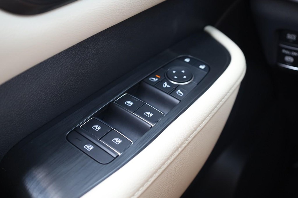Nissan Armada Vehicle Full-screen Gallery Image 16