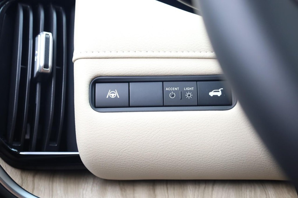 Nissan Armada Vehicle Full-screen Gallery Image 17