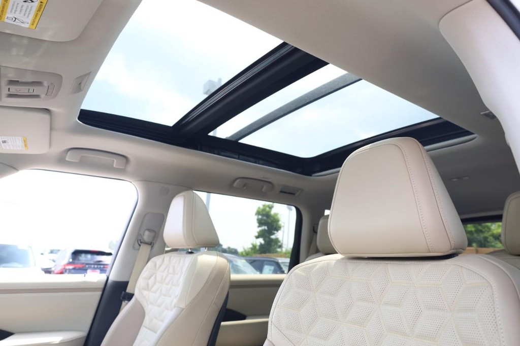 Nissan Armada Vehicle Full-screen Gallery Image 19