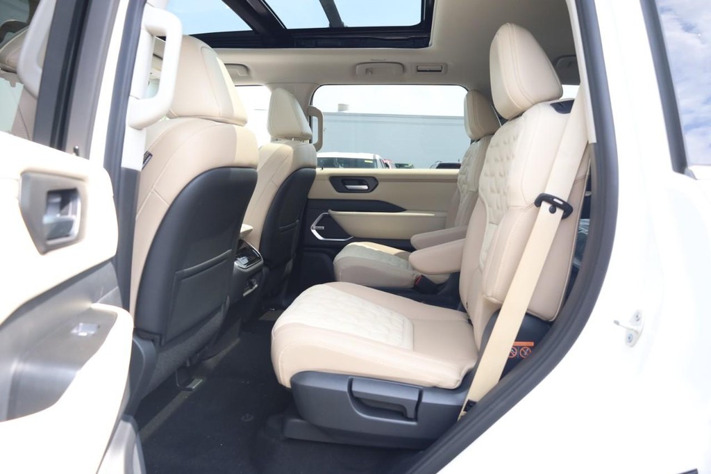 Nissan Armada Vehicle Full-screen Gallery Image 20