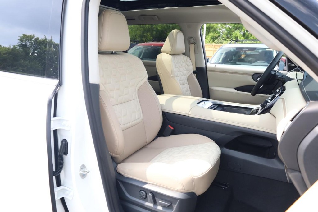 Nissan Armada Vehicle Full-screen Gallery Image 23