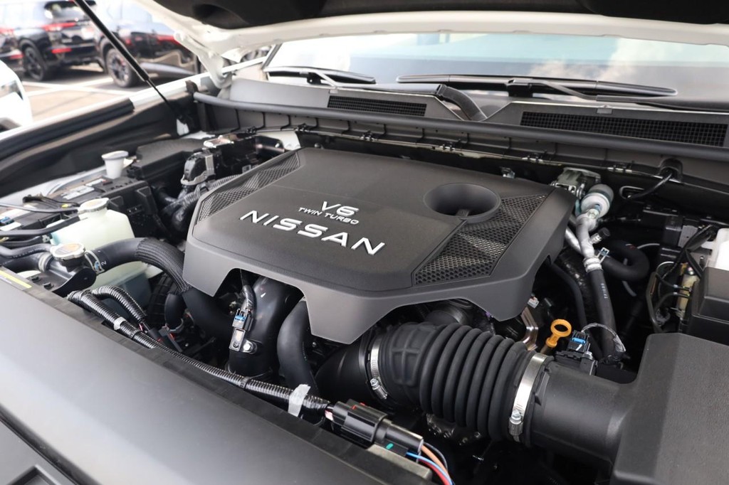 Nissan Armada Vehicle Full-screen Gallery Image 24