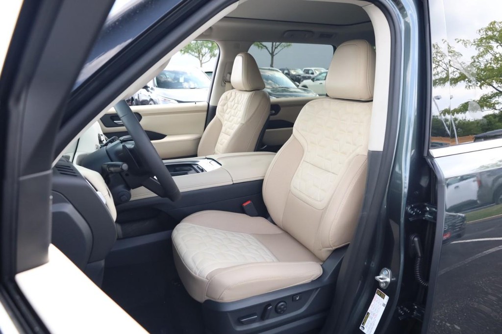 Nissan Armada Vehicle Image 09