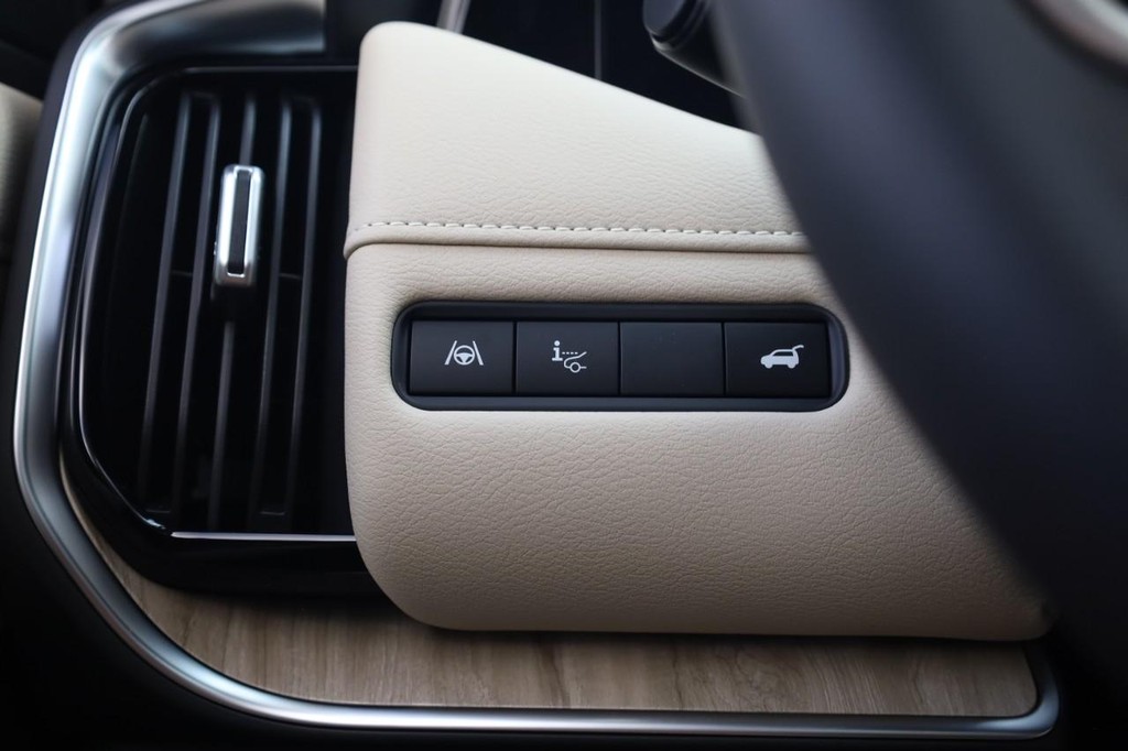 Nissan Armada Vehicle Image 17