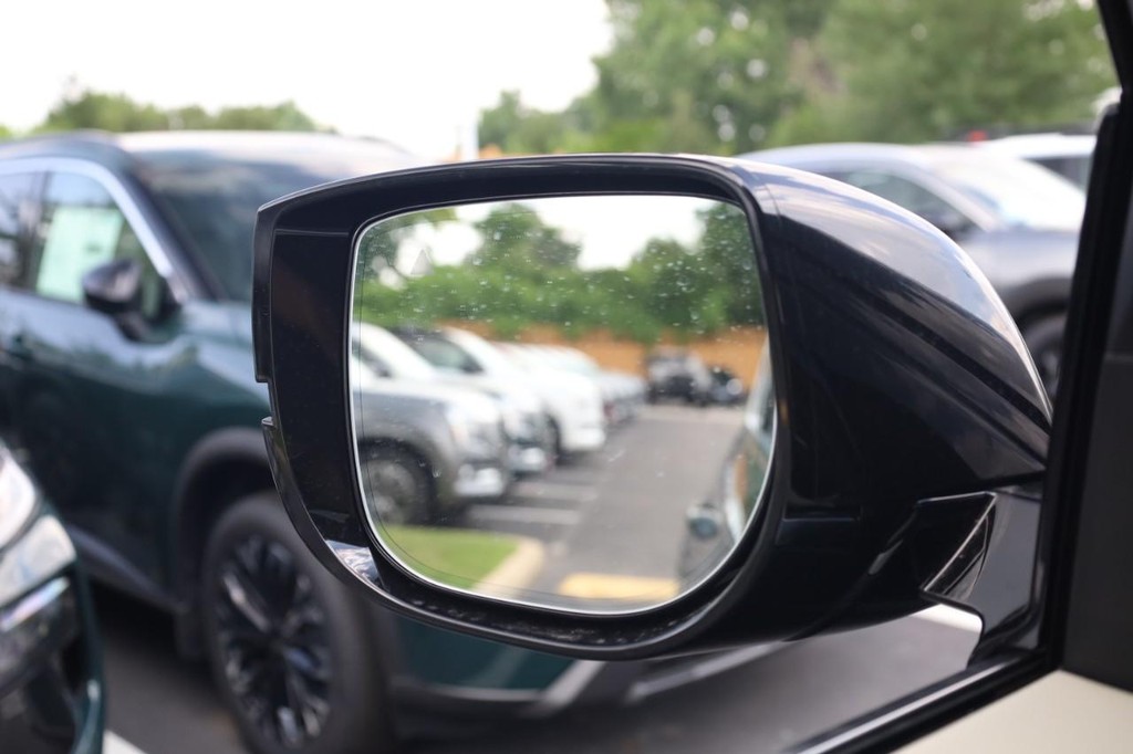 Nissan Armada Vehicle Image 18