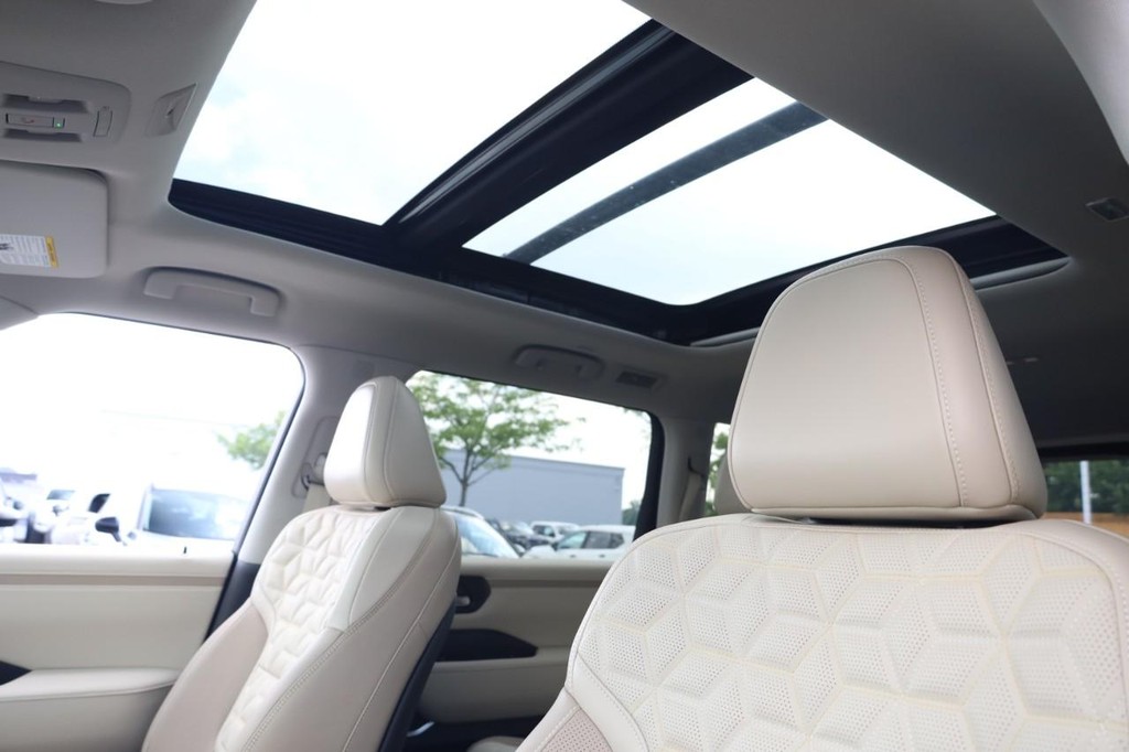 Nissan Armada Vehicle Image 19