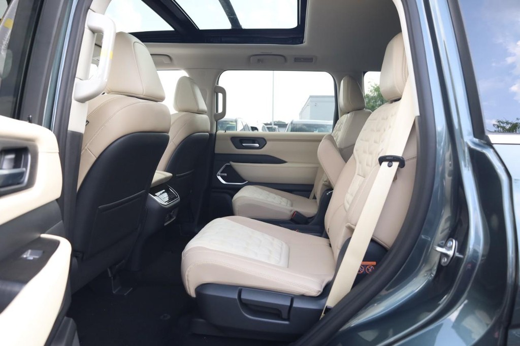 Nissan Armada Vehicle Image 20
