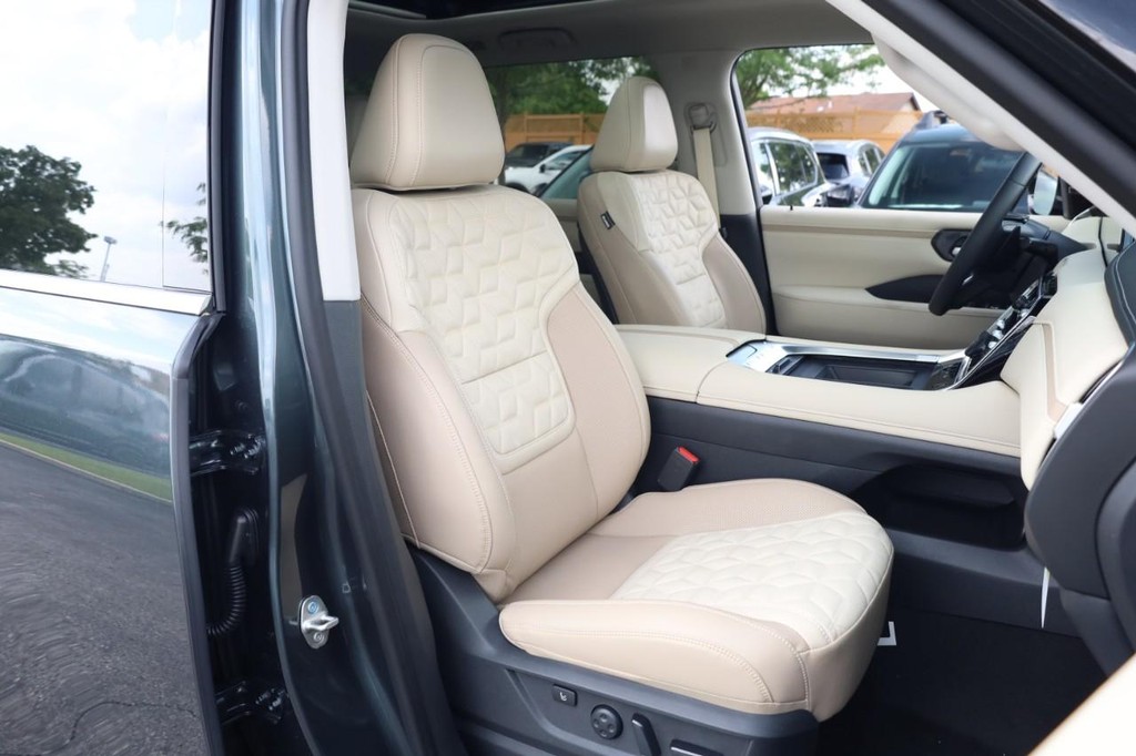 Nissan Armada Vehicle Image 23