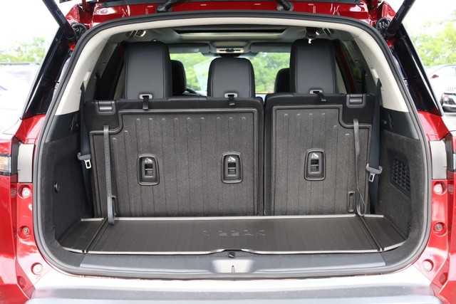 Nissan Pathfinder Vehicle Full-screen Gallery Image 7