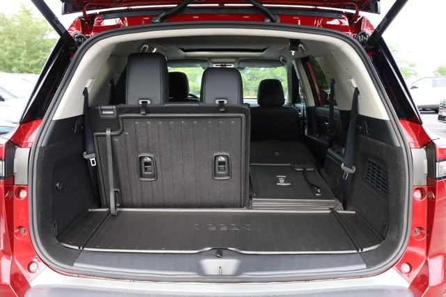 Nissan Pathfinder Vehicle Full-screen Gallery Image 8