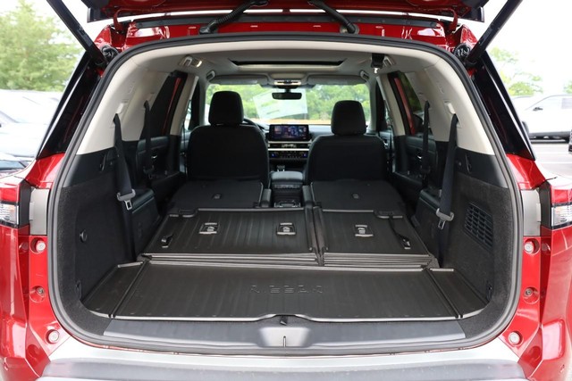 Nissan Pathfinder Vehicle Full-screen Gallery Image 9