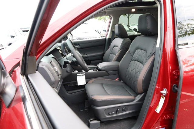 Nissan Pathfinder Vehicle Full-screen Gallery Image 10