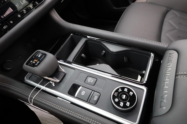 Nissan Pathfinder Vehicle Full-screen Gallery Image 19