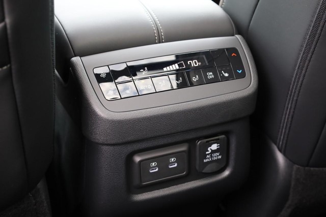 Nissan Pathfinder Vehicle Full-screen Gallery Image 27