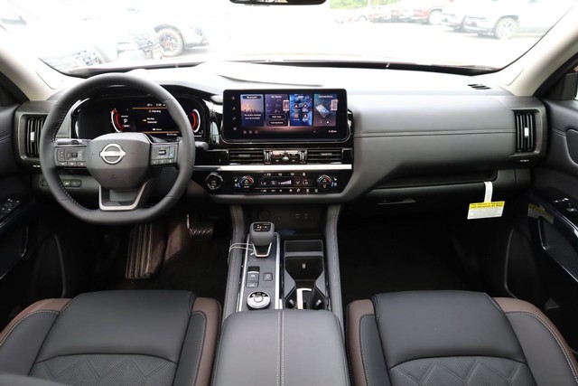 Nissan Pathfinder Vehicle Full-screen Gallery Image 28