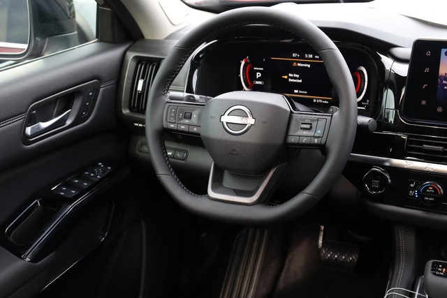 Nissan Pathfinder Vehicle Full-screen Gallery Image 29