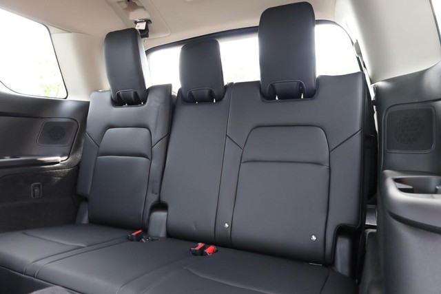 Nissan Pathfinder Vehicle Full-screen Gallery Image 30
