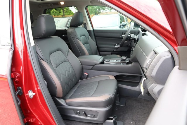 Nissan Pathfinder Vehicle Full-screen Gallery Image 31